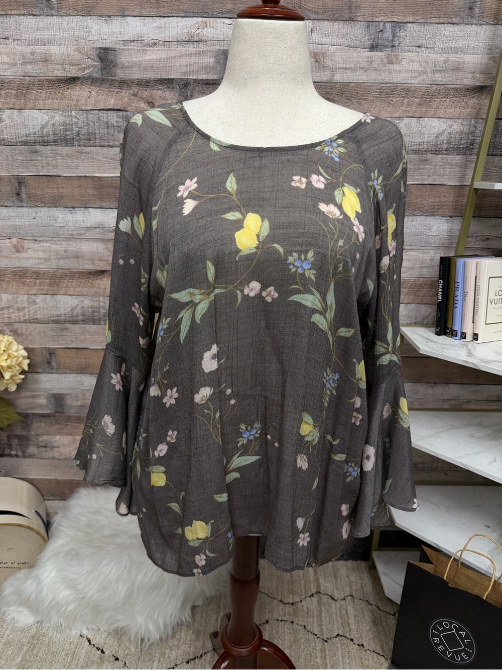 Lauren Conrad gray floral bell sleeve top XL